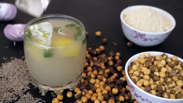 Trozos Hielo Cayendo Vaso Bebida Sattu Decorado Con Chiles Limón — Vídeos de Stock