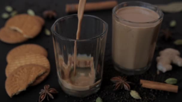 Een Paar Koekjes Thee Geserveerd Doorzichtig Glas Voor Het Ontbijt — Stockvideo