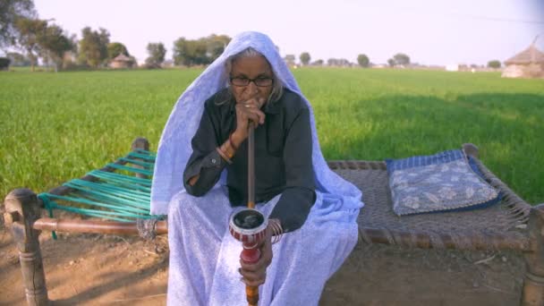 Anciana Abuela India Fumando Narguile Mientras Sienta Chaarpai Entorno Rural — Vídeos de Stock