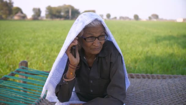 Ηλικιωμένη Γιαγιά Απασχολημένος Μιλώντας Ένα Κινητό Τηλέφωνο Ένα Αγροτικό Υπόβαθρο — Αρχείο Βίντεο
