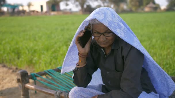 Stará Indická Babička Šťastně Mluví Svými Příbuznými Pomocí Chytrého Telefonu — Stock video