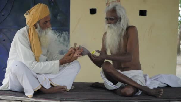 Hombres Mayores Blanco Kurta Pijama Fumando Juntos Casa Estilo Vida — Vídeos de Stock