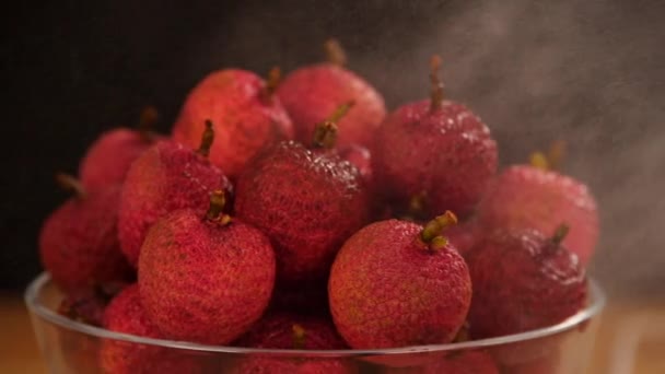 프레쉬 건강에 과일에 뿌리고 어두운 배경에 위에서 회전하는 과일을 클로즈업 — 비디오