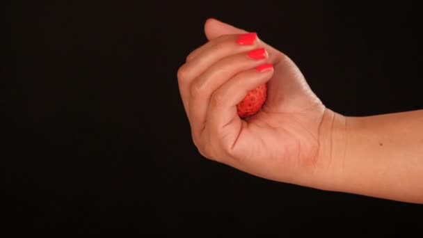 Όμορφο Χέρι Μιας Γυναίκας Που Κρατάει Ένα Εξωτικό Φρούτο Litchi — Αρχείο Βίντεο
