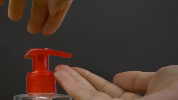Tiro Close Uma Mulher Mãos Usando Dispensador Desinfetante Mão Conceito — Vídeo de Stock
