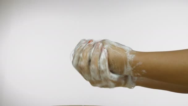 Koronavirüs Enfeksiyonunu Önlemek Için Ellerini Beyaz Sabunla Ovuşturan Hintli Kadın — Stok video