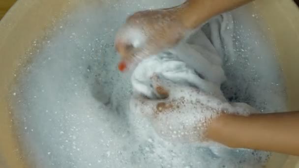 女用手在塑料桶里用洗涤剂洗衣服的特写镜头 在肥皂水家庭工作的概念中 印度女性清洁脏衣服污渍的高角镜头 — 图库视频影像