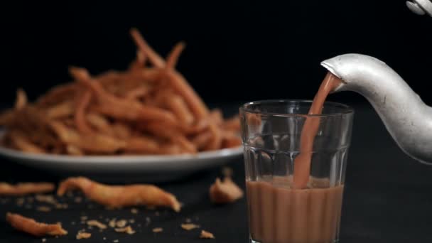 Masala Chai Aromático Derramando Uma Chaleira Aço Inoxidável Pela Manhã — Vídeo de Stock