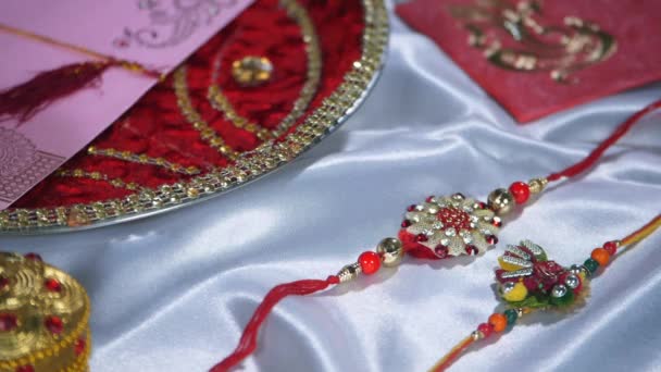 손으로 상자를 축제의푸자 탈리에 보관하고 장식용 힌두교의 디자이너라 봉투들의 클로즈업 — 비디오
