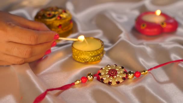 ラッカ バンダン ヒンドゥー教祭の際に美しいディヤを照らすインドの女性 カラフルなディヤ ランプが明るく燃え デザイナーのラクヒーが特別な機会に一緒に撮影されました お祝いの季節 — ストック動画