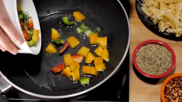Verduras Cruas Recentemente Cortadas Sãs Uma Panela Ato Fritar Antiaderente — Vídeo de Stock