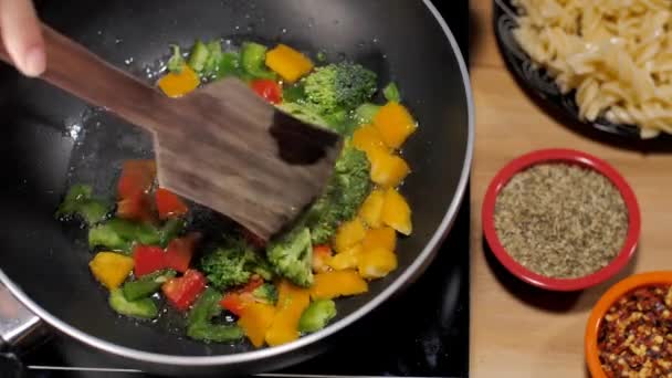 Capsicum Brócoli Pimientos Rojos Amarillos Fríen Una Sartén Primer Plano — Vídeos de Stock