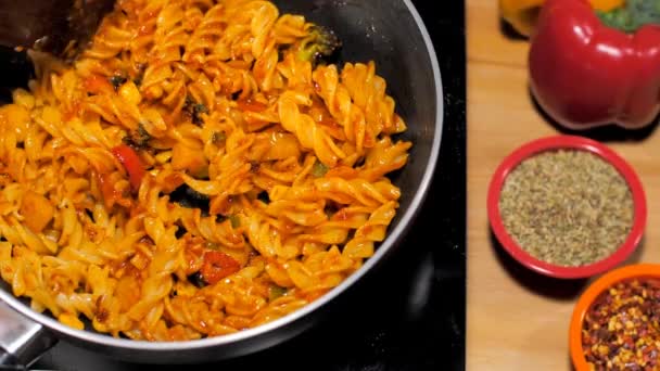 Vrouwenhand Roeren Pasta Koken Een Pan Lekker Gezond Voedsel Close — Stockvideo