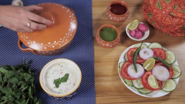 Женская Рука Проверяет Вкусно Сделанный Вегетарианский Пулао Индийский Рецепт Крупный — стоковое видео