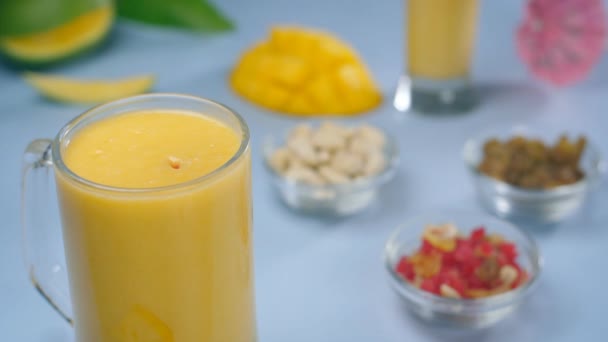 Tutti Frutti Söta Godis Faller Ett Genomskinligt Glas Uppfriskande Juice — Stockvideo