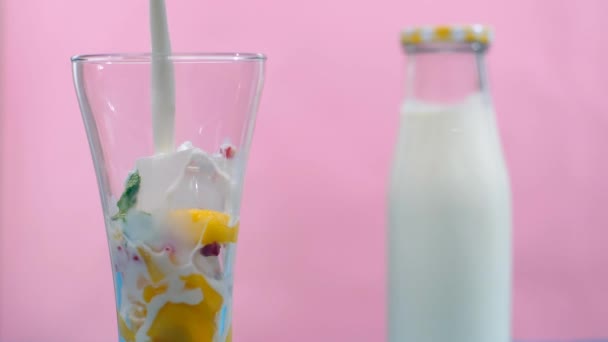 Milch Einem Glas Mit Mangostücken Eiswürfeln Tutti Frutti Und Minzblättern — Stockvideo