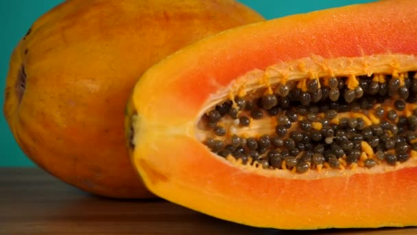 Ahşap Bir Masanın Üzerine Yerleştirilmiş Bütün Dilimlenmiş Turuncu Papaya Resmi — Stok video