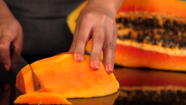 Hembra Rebanando Papaya Naranja Madura Usando Cuchillo Cocina Mesa Casa — Vídeos de Stock
