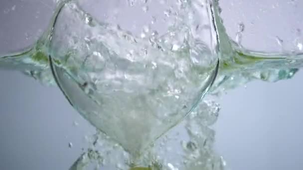 Maçãs Verdes Maduras Caindo Água Limpa Com Salpicos Contra Fundo — Vídeo de Stock