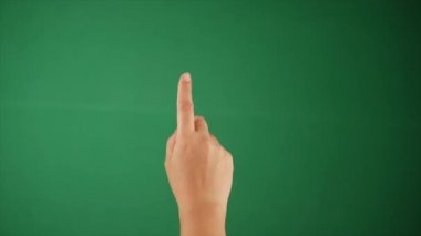 Yeşil kroma atışı. Yeşil ekran karşısında dururken insan eli gülümseme çiziyor. Bir akıllı telefon cihazının yeşil ekranında genç ellerin iki kez çift vuruşunu yakından çek