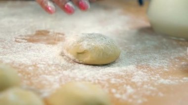 Ev yapımı taze pizza hazırlamak için hamur şekillendiren Hintli bir şef. Lezzetli yemekler. Hint roti veya chapati için yuvarlak şekilli hamur topları. Kuzey Hint yemekleri.