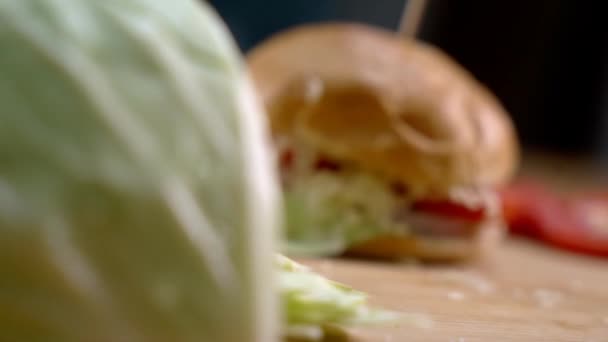 キッチンカウンターのベジタリアンバーガー 自家製の健康食品 キッチンで調理された衛生的な食べ物 ファーストフード 大きな巨大なバーガー — ストック動画