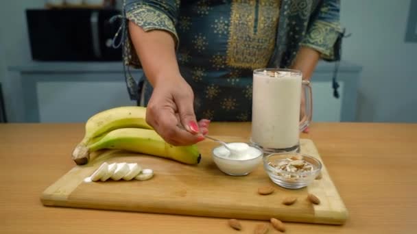 Női Hozzáadása Krém Banán Smoothie Száraz Gyümölcsökkel Egészséges Reggeli Fehérjeturmix — Stock videók