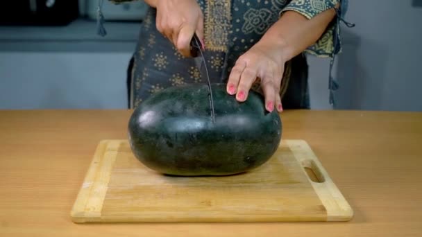 女人们在厨房里用一把锋利的小刀切新鲜西瓜 热带夏季水果 Tarbooj放在木制切菜板上 一种新鲜的水果 — 图库视频影像