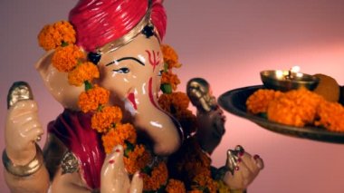 Ganesh Chaturthi 'de Aarti Thali ile birlikte kadın eller Tanrı Ganesha' ya dua ediyor. Hint tanrısı heykeli Hint Hindu festivali sırasında - Tapınakta ibadet sırasında ayin