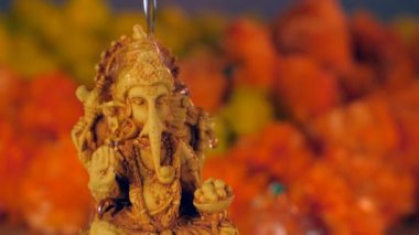 Ganesh Visarjan sırasında Ganpati 'nin kil heykeline su dökülüyor. Hindu Tanrısı Ganesh geleneksel Puja töreninde Hint Hindu festivali. Ritüeller ve dualar 