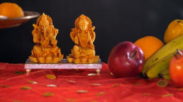 Pooja Thali Diya Svatební Květiny Sladkosti Uctívání Indických Bohů Detailní — Stock video