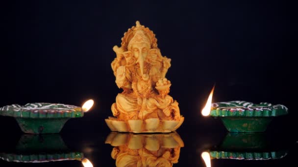 Ein Handgemachtes Lehmidol Eines Hinduistischen Gottes Ganesha Für Das Fest — Stockvideo