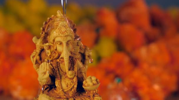 Está Vertiendo Agua Una Estatua Barro Del Señor Ganpati Durante — Vídeos de Stock