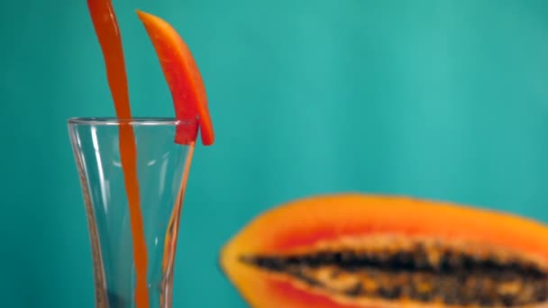 Refrescante Jugo Papaya Que Vierte Vaso Bebida Saludable Papaya Anaranjada — Vídeo de stock