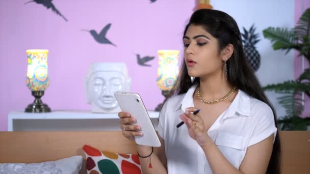 Potret Seorang Gadis Cantik Mengenakan Kemeja Putih Browsing Scrolling Tablet — Stok Video