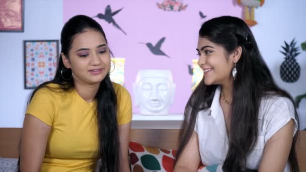 Deux Jolies Petites Amies Parlant Bavardant Ensemble Dans Leur Temps — Video