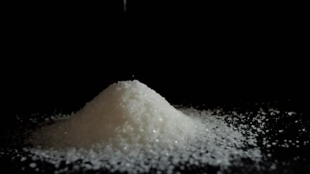 白糖粒子 掉在一堆上 精糖分堆积在桌子上烹调的配料中 沉溺于糖分中 会导致糖尿病 — 图库视频影像