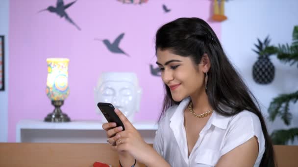 Een Vrolijke Jonge Vrouw Met Een Mobiele Telefoon Online Chatten — Stockvideo