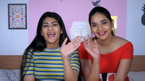Jovens Amigas Felizes Acenando Mãos Enquanto Conversam Com Seus Parentes — Vídeo de Stock