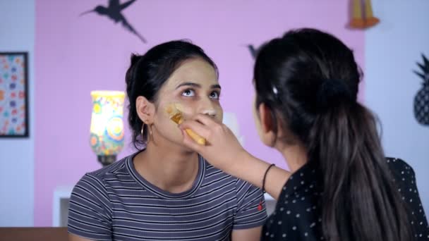 Menina Adolescente Bonita Colocando Pacote Rosto Rosto Sua Amiga Antes — Vídeo de Stock