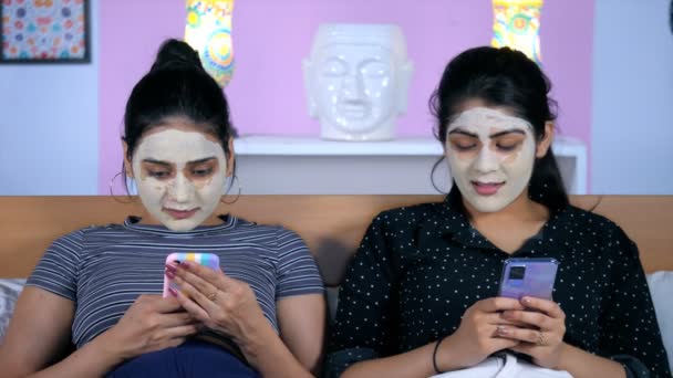 Nternette Akıllı Telefonlarıyla Sörf Yapan Maskeli Üniversite Öğrencileri Genç Bayan — Stok video