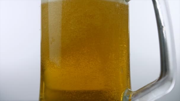 Blasen Steigen Bier Auf Das Transparentem Glas Serviert Wird Ein — Stockvideo