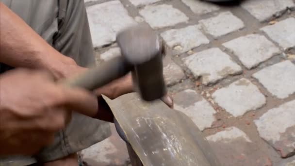 Coppersmith Fabbricazione Utensili Tradizionali Ottone Rame — Video Stock