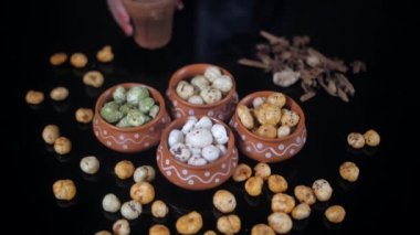 Kadın eli, Kulhad Chai 'yi farklı aromalı atıştırmalık olarak tutuyor. karanfil, kakule, tarçın ve yıldız anason gibi Hint baharatları bir arada tutulur - sağlıklı tatlar, yemek malzemeleri, bağışıklığı artırmak