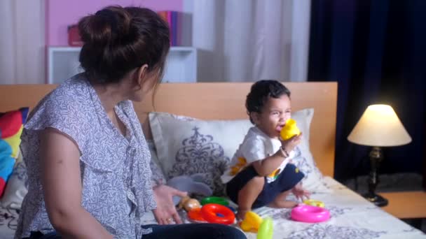 Niño Lindo Llorando Mientras Juega Con Sus Juguetes Antes Irse — Vídeos de Stock