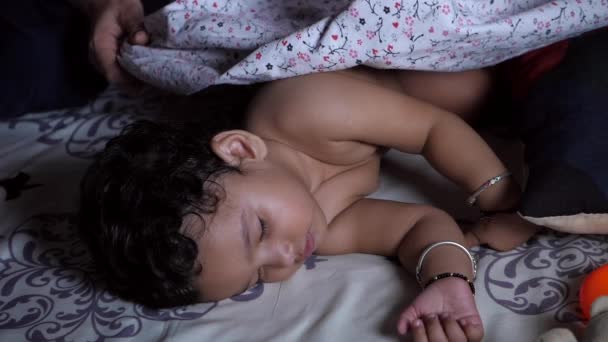 Ένας Ινδιάνος Γονιός Προσπαθεί Κοιμίσει Την Κορούλα Της Ενώ Χαϊδεύει — Αρχείο Βίντεο