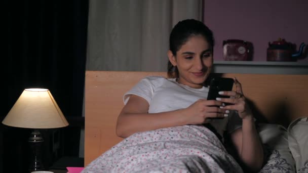 Una Atractiva Mujer India Que Envía Mensajes Con Smartphone Mujer — Vídeos de Stock