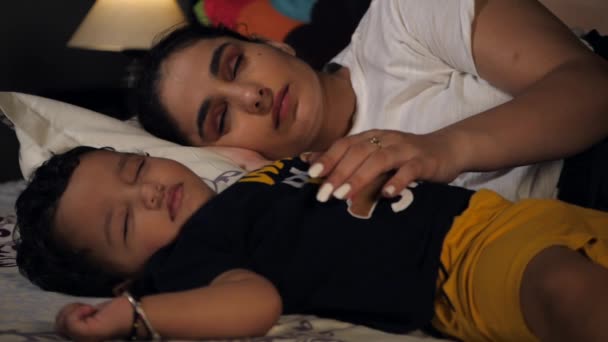 Fatiguée Mère Indienne Couchant Avec Douce Petite Fille Enfant Dans — Video