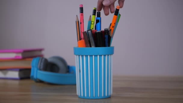 Federhalter Mit Buntstiften Und Bleistiften Eine Studentin Nimmt Einen Stift — Stockvideo