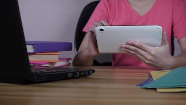 Employé Bureau Qui Utilise Une Tablette Alors Est Assis Dans — Video